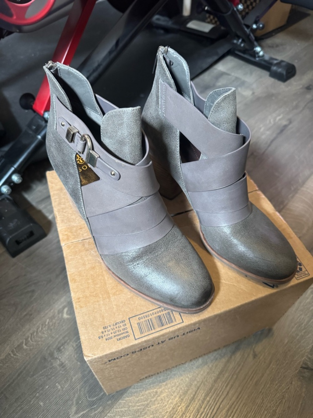 Isola Metallic Gray Strappy Ankle Heeled Boots Sz 11